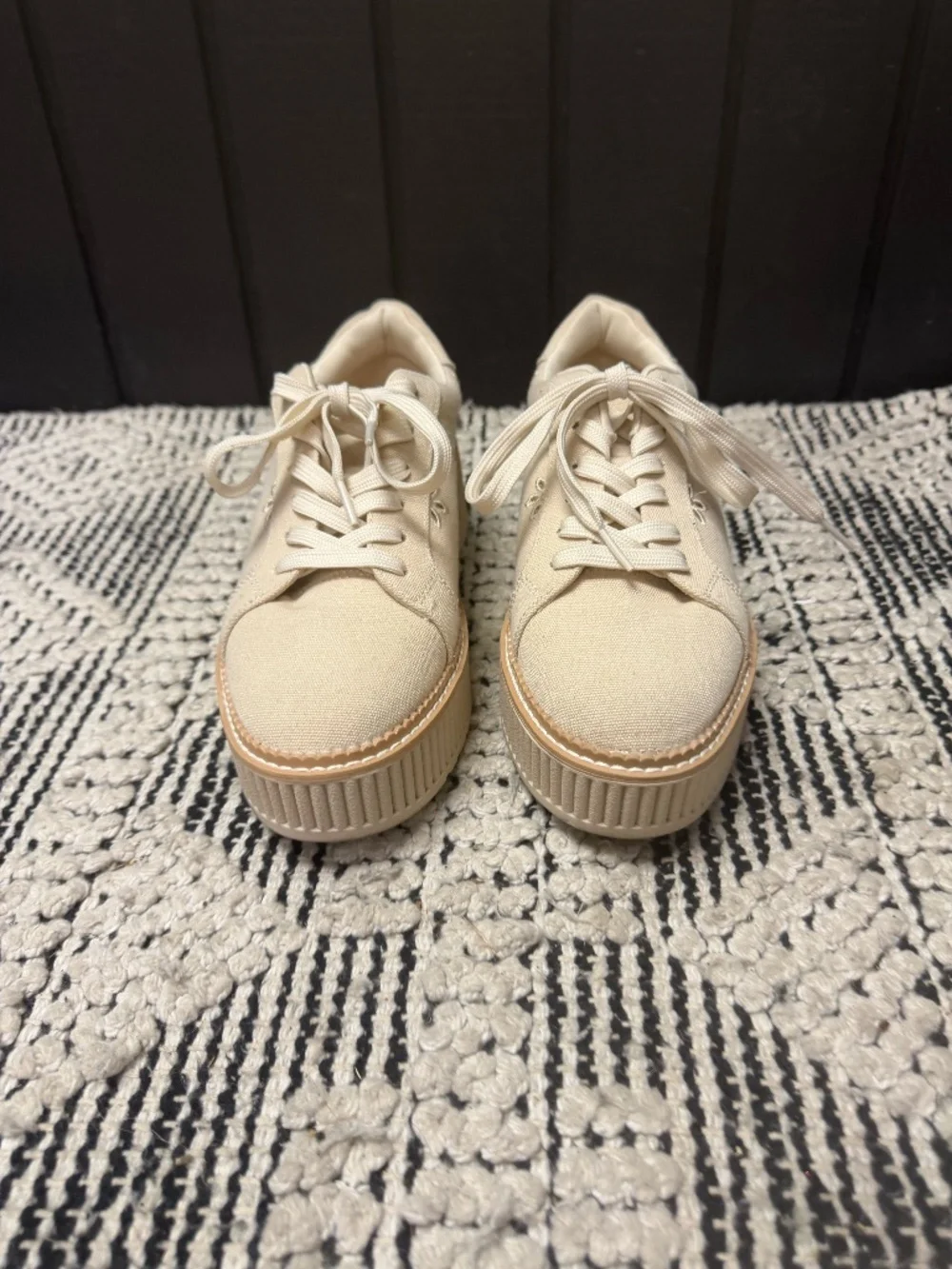 DV Dolce Vita Brin Canvas Eyelet Platform Sneakers Cream Floral Womens Size 9
